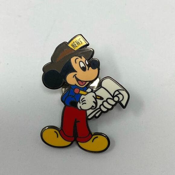 Disney Mickey Mouse Newsman trading pin reporter journalist - Picture 1 of 3